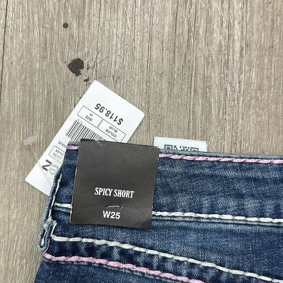 True Religion BEST SELLER
SPICY MID RISE SUPER T SHORT - Picture 9 of 11